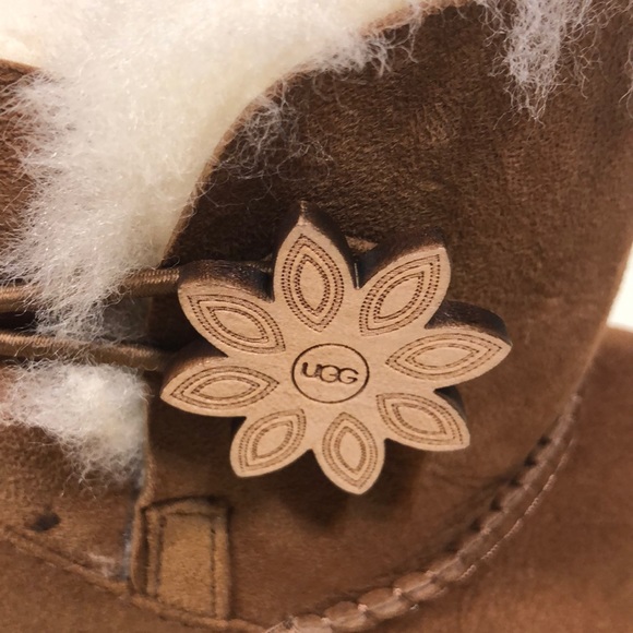 NIB UGG W Bailey Button II Flower Size: 6 & 7 - Picture 7 of 8